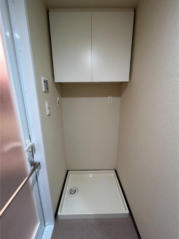 その他設備　防水パン付き室内洗濯機置き場です。上部に棚つきです。