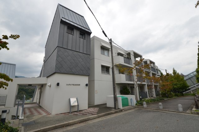 建物外観　エレベーター付きで重たい荷物も楽々♪
