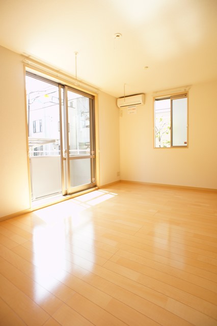 居室・リビング　２面採光で明るく風通しの良いお部屋です