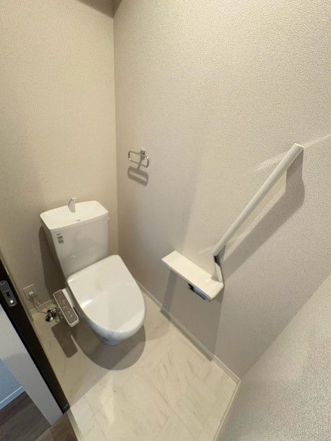 ＪＲ内房線 八幡宿駅 徒歩4分 3階建 築1年のトイレ写真