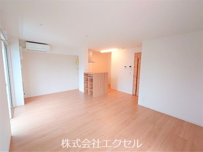 居室・リビング　エアコン完備の明るい室内です。