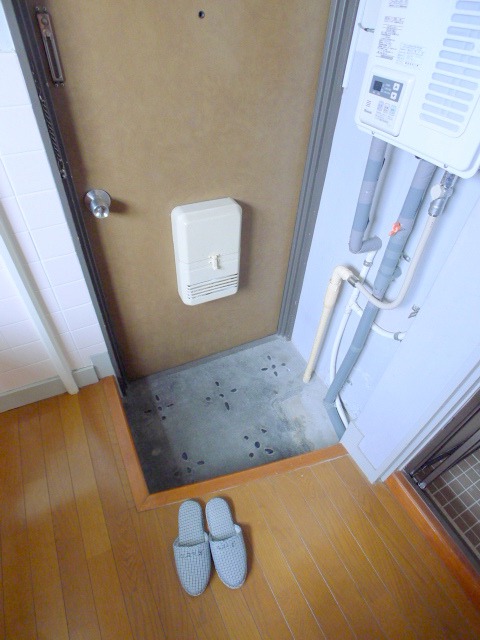地下鉄鶴舞線 御器所駅 徒歩3分 5階建 築52年の玄関写真