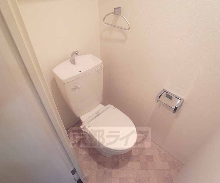 地下鉄烏丸線 北大路駅 徒歩9分 2階建 築18年のトイレ写真