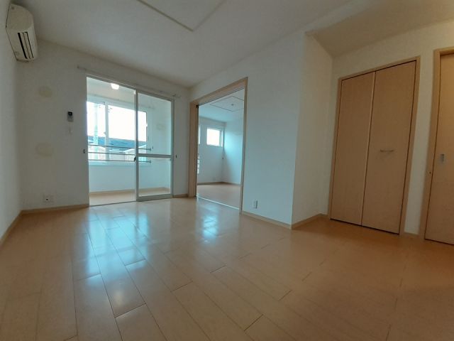 サニーブライトIIIの居間写真