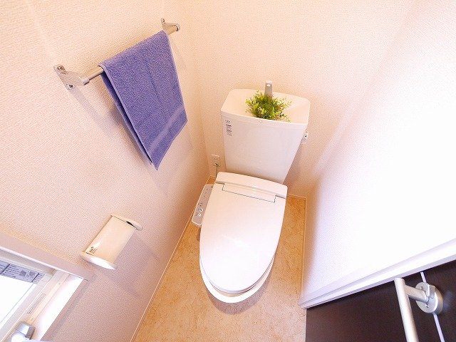 トイレ　落ち着いた色調のトイレです
