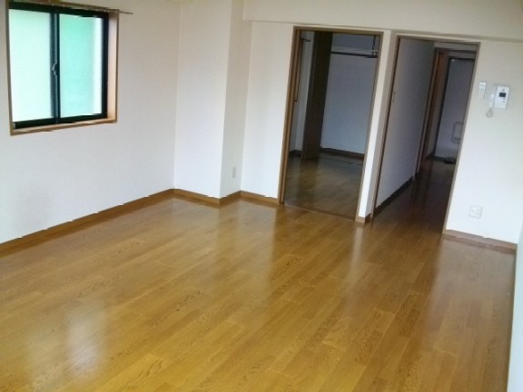 居室・リビング　別号室のお部屋になります。