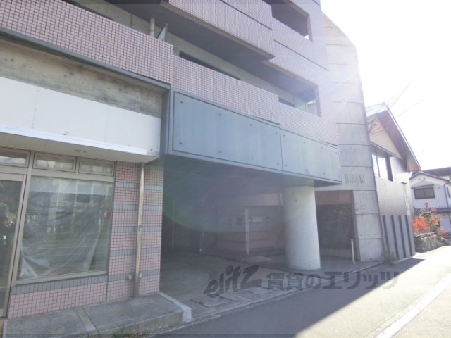 京都市北区衣笠御所ノ内町のマンションの建物外観