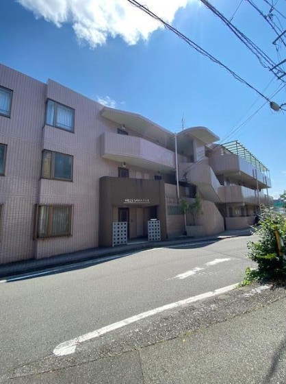 横浜市神奈川区沢渡のマンションの建物外観