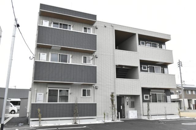 新潟市中央区女池上山のアパートの建物外観