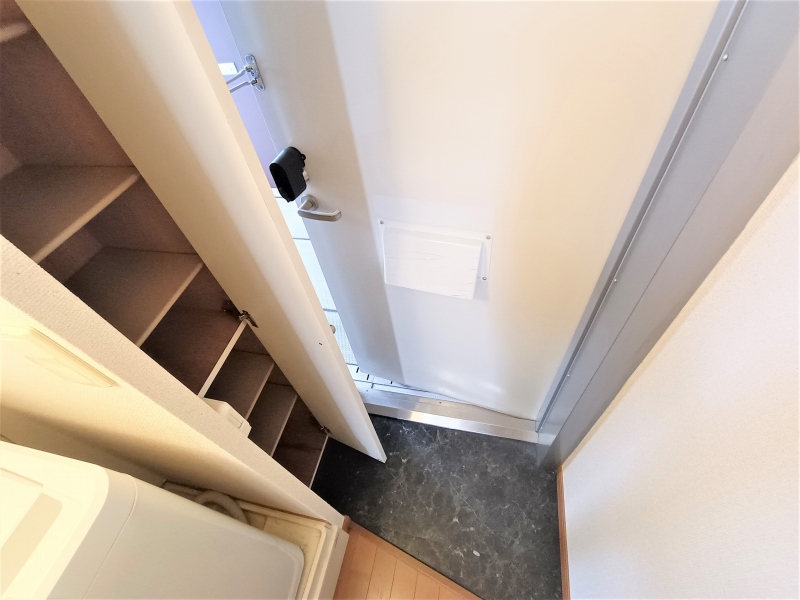 玄関　玄関には下駄箱スペースあり