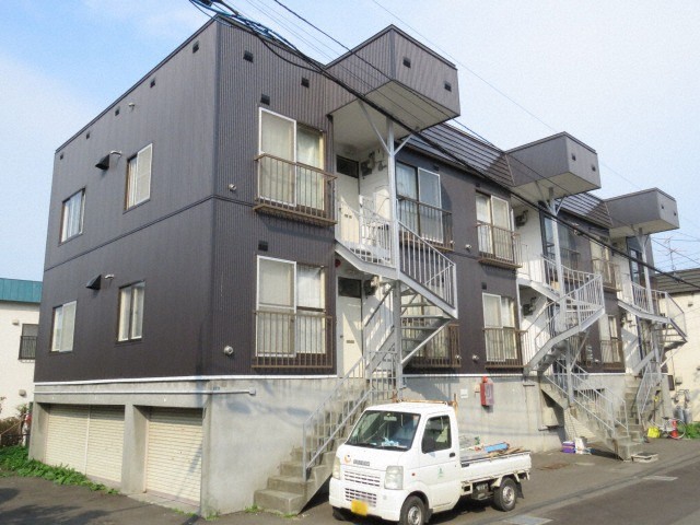 札幌市西区西野一条のアパートの建物外観
