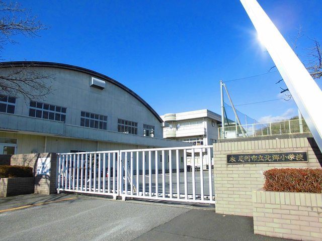 【足利市利保町のアパートの小学校】