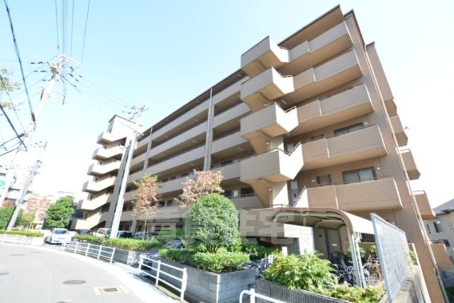 吹田市春日のマンションの建物外観