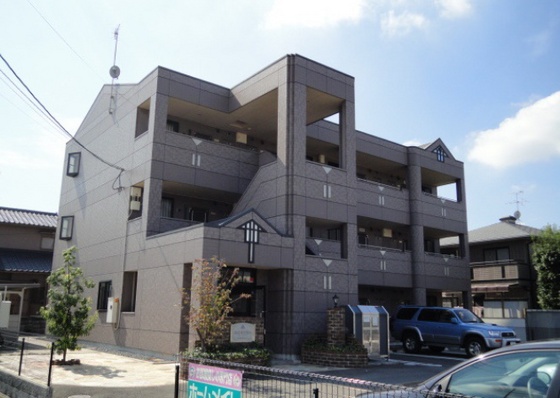 岡山市中区西川原のマンションの建物外観