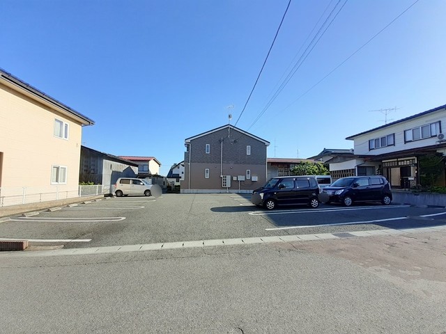 【東村山郡山辺町大字山辺のアパートの駐車場】