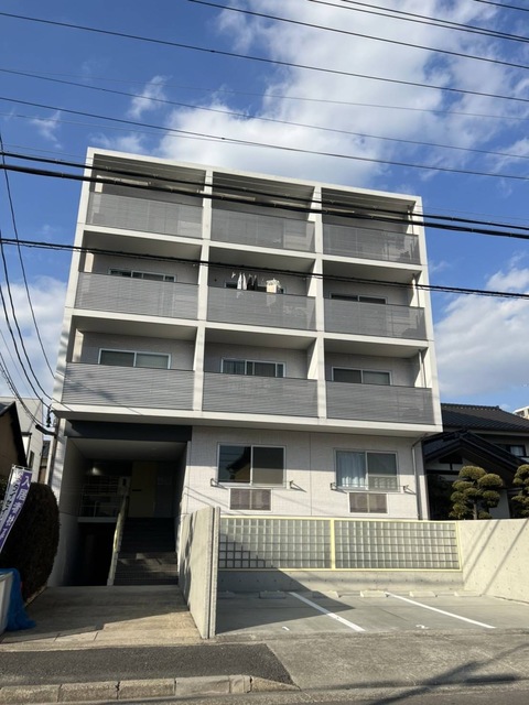 ＦＵＬＬ　ＨＯＵＳＥの建物外観