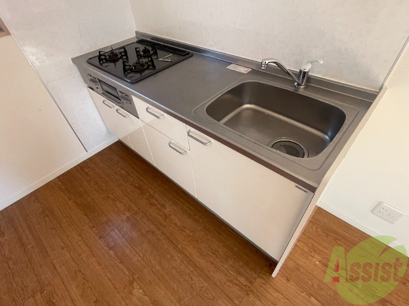 キッチン　嬉しいシステムキッチンです。コンロが付いているので便利ですね