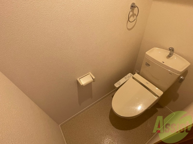 トイレ　白を基調とした、清潔感のあるトイレになっていますね。