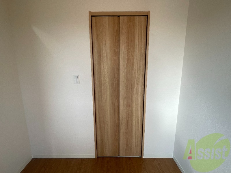 収納　こちらが洋室のクローゼットです。木目調で落ち着く色ですね。