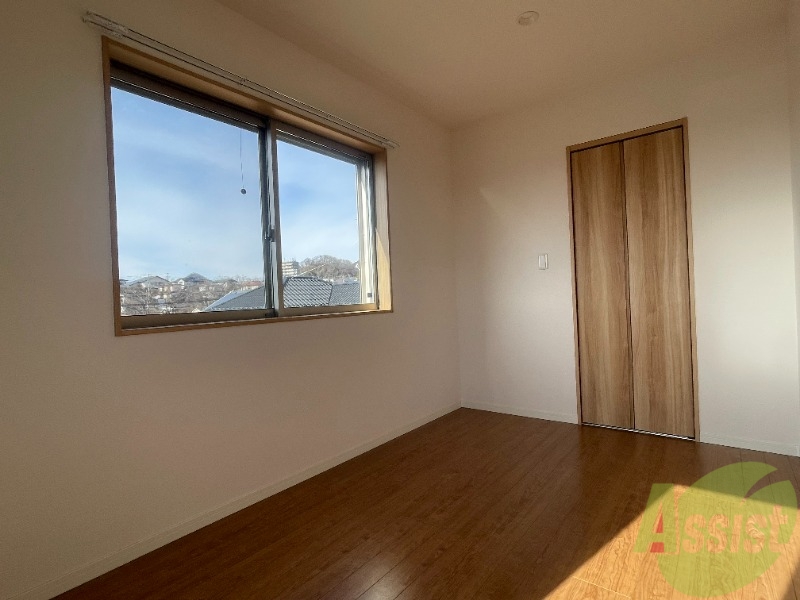 その他部屋・スペース　陽がたくさん入ってきて毎朝の目覚めが良くなりそうな寝室です。