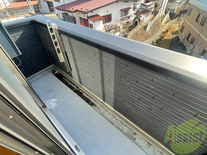 バルコニー　物干し竿を掛けれるので、洗濯物は外に干すことが出来ますね。