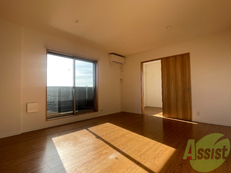 居室・リビング　こちらがリビングです。窓から陽が差し込んで明るいお部屋ですね