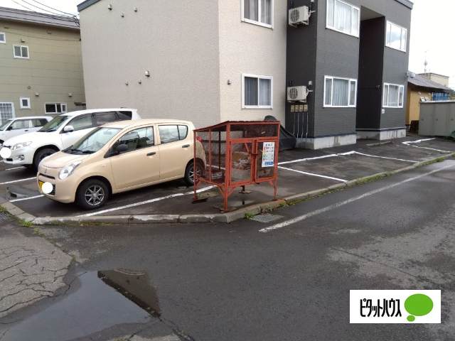 【上川郡美瑛町栄町のアパートの駐車場】