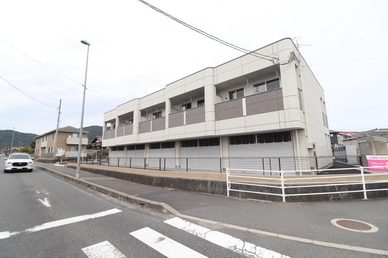 東広島市八本松飯田のアパートの建物外観