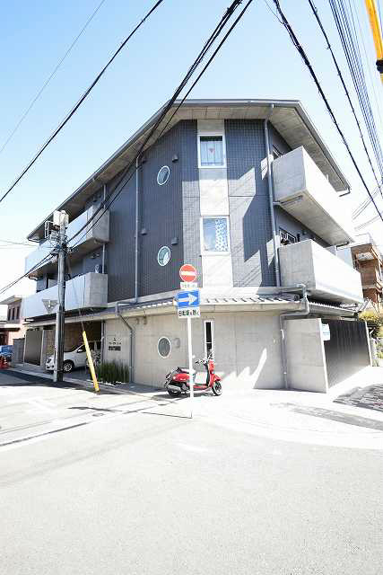 スリースターコート北山竹殿町の建物外観