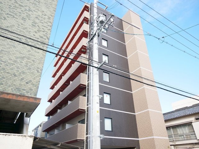 【岡山市中区中納言町のマンションの建物外観】