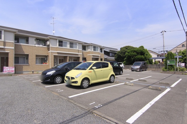 【松山市ひばりケ丘のアパートの駐車場】