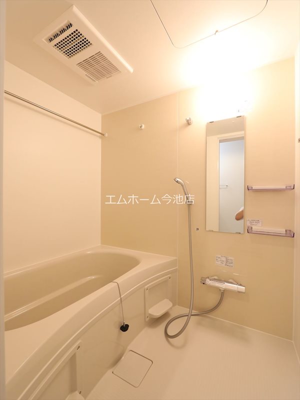 バス・シャワールーム　追い焚き・浴室暖房乾燥機能付バス　同仕様写真