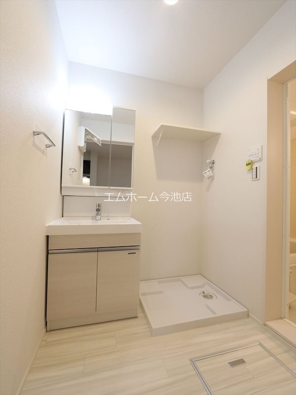 洗面設備　独立洗面台（シャンプードレッサー付）同仕様写真