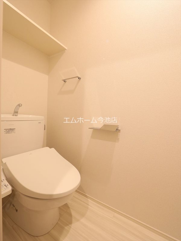 トイレ　温水洗浄便座付トイレ　同仕様写真