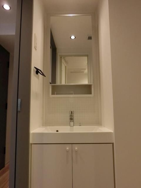 洗面設備　ゆったりとスペースのある洗面所