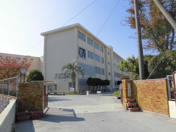 中学校　多々良中央中学校（中学校）まで30m