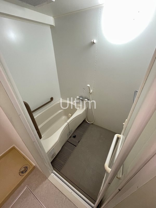 バス・シャワールーム　※同タイプの他のお部屋です
