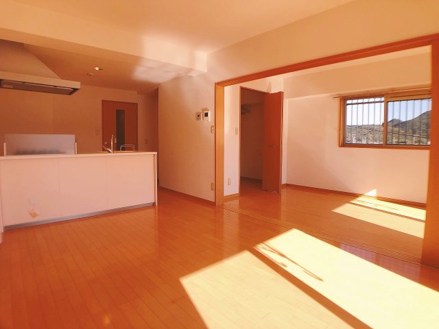 居室・リビング　広々と使える12.2帖のリビングルーム