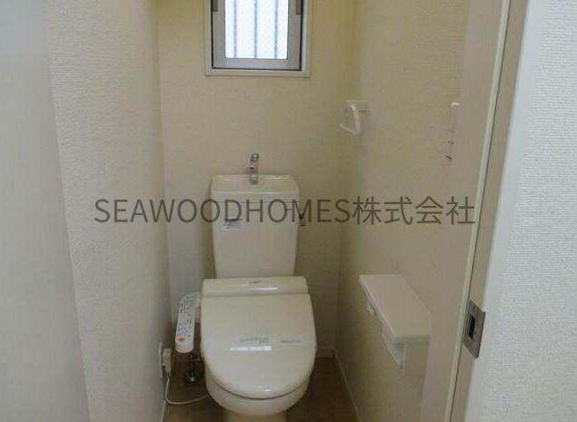 トイレ　清潔な温水洗浄便座を標準装備。