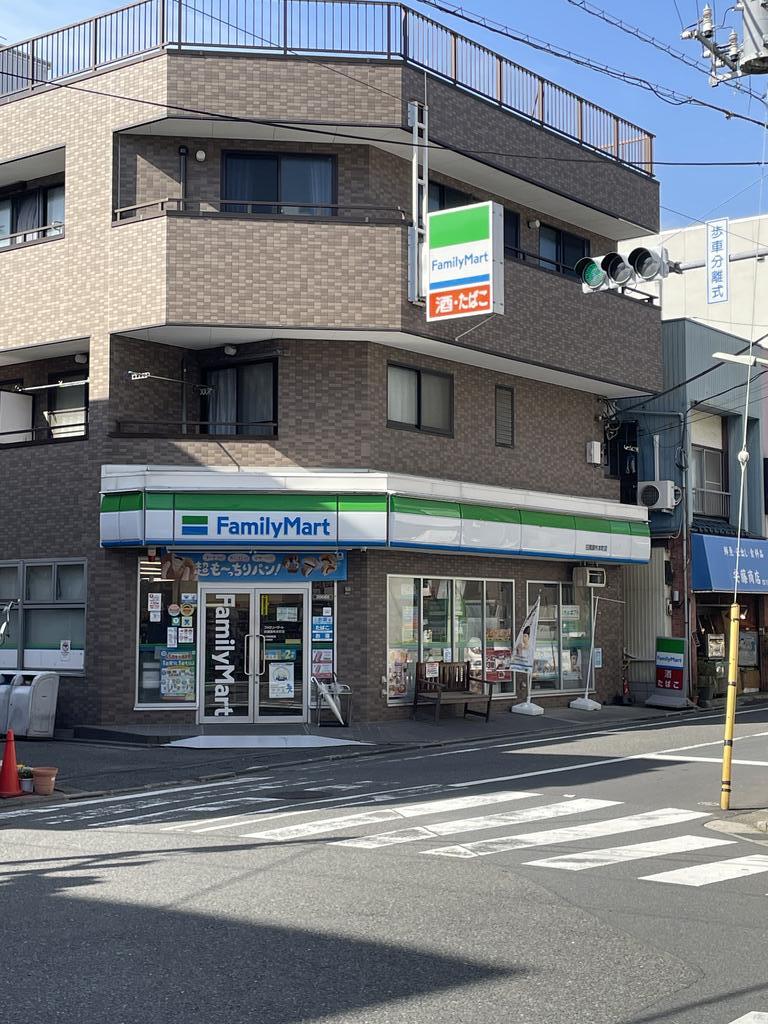 コンビニ　ファミリーマート田園調布本町店（コンビニ）まで117m