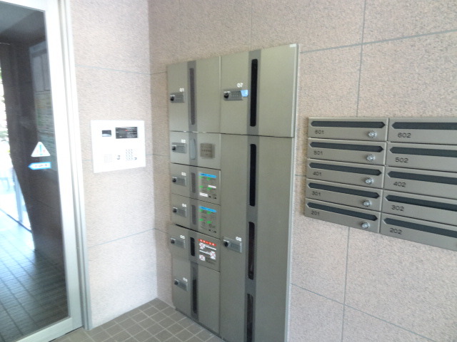 ロビー　便利な宅配ＢＯＸ付♪
