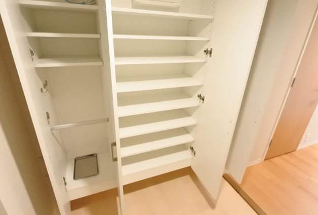 収納　大きめの靴箱です