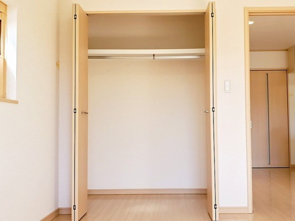 収納　※同建物の別のお部屋の写真です。