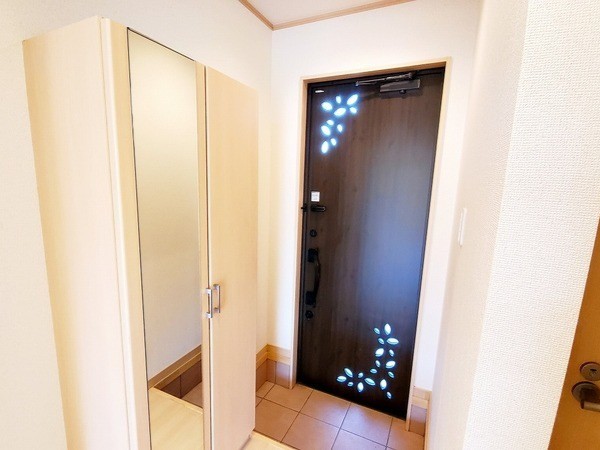 玄関　※同建物の別のお部屋の写真です。