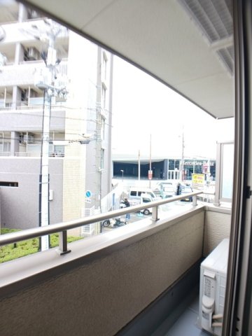 バルコニー　開放的で明るい空間を演出してくれるバルコニーです