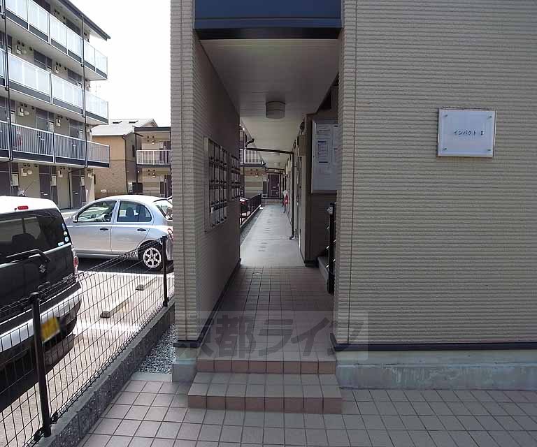 【京都市伏見区桃山町大島のマンションのエントランス】