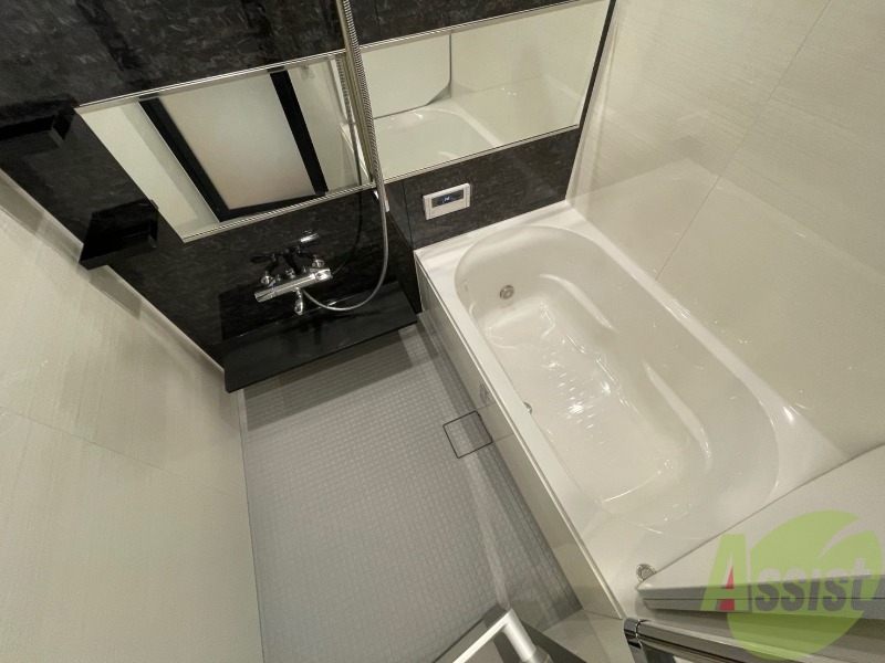 バス・シャワールーム　広々したお風呂で快適にくつろげそうです。