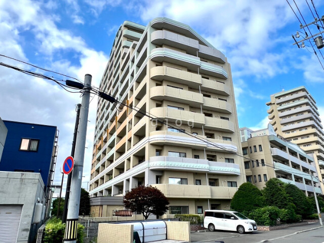 札幌市中央区南七条西のマンションの建物外観