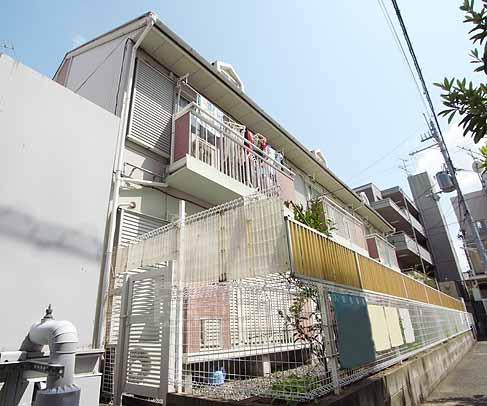 京都市伏見区深草開土町のアパートの建物外観