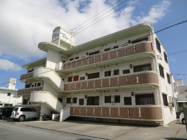 沖縄市美原のマンションの建物外観